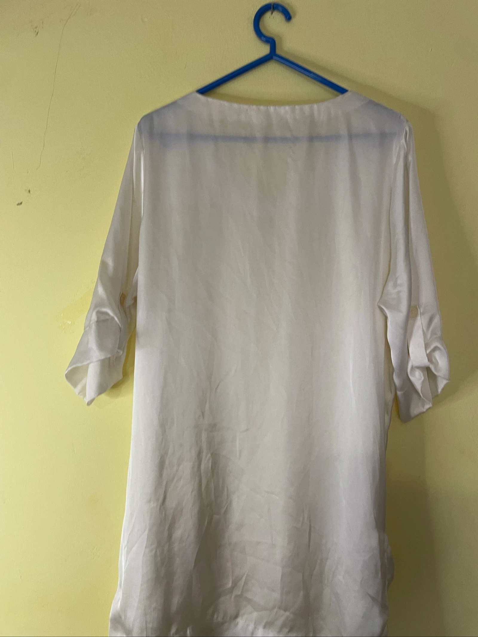 Satijnwitte lange tuniek / blouse met V-hals en zakken met strik – photo 11